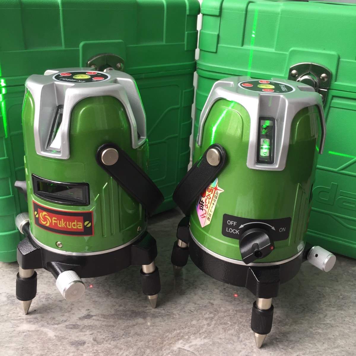 Một máy cân bằng laser chính hãng luôn đi với 1 hộp bằng giấy của nhà sản xuất, catalog và thùng đựng máy