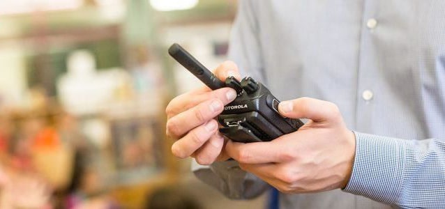 Lựa chọn máy bộ đàm cầm tay phù hợp với từng ngành nghề