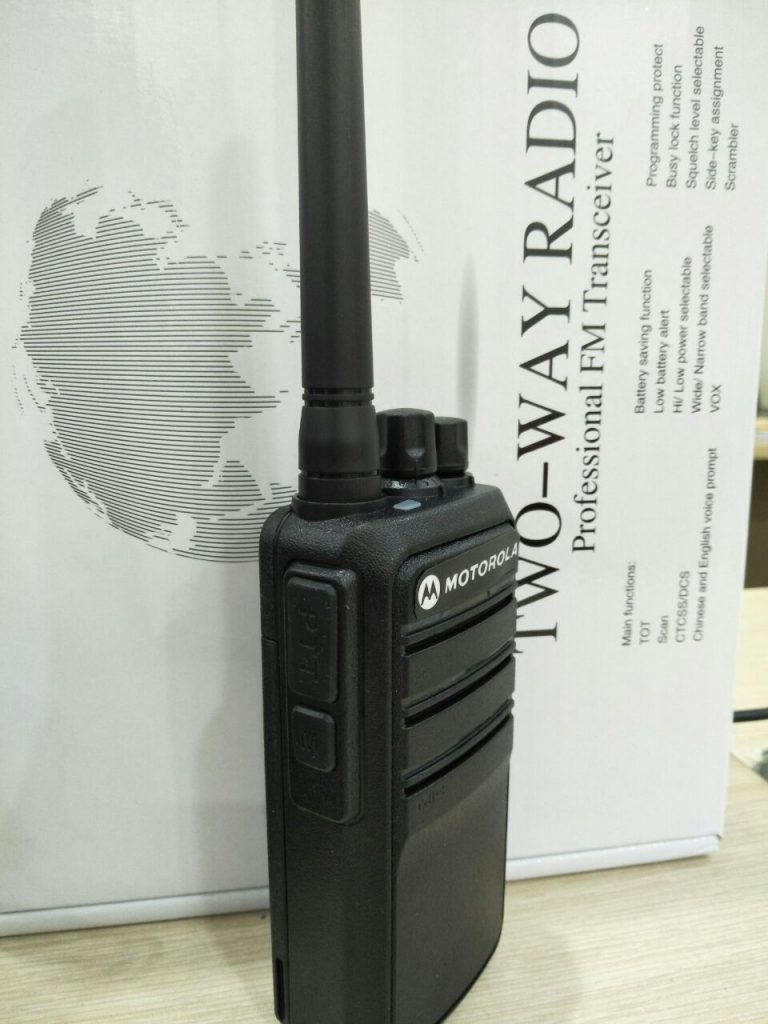 Một bên máy bộ đàm Motorola CP 1200