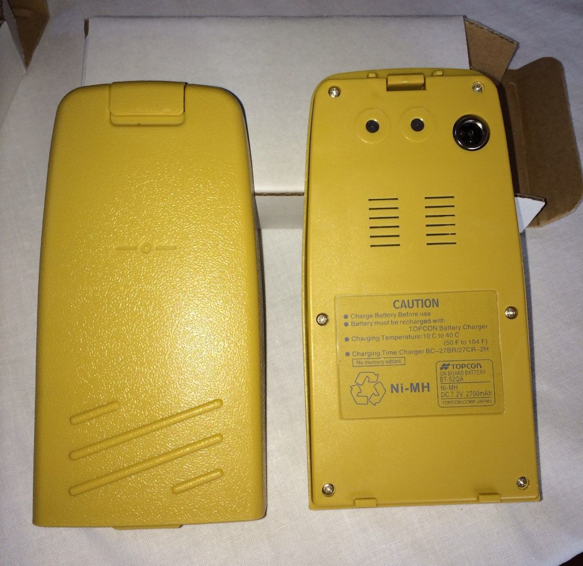 Hình ảnh mặt trước và sau của pin nạp toàn đạc Topcon BT 52 QA