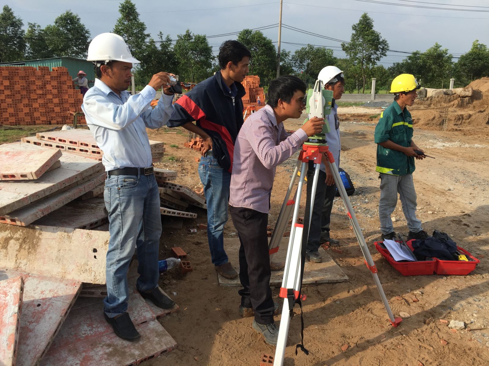 Cho thuê máy toàn đạc là giải pháp hiệu quả và tiết kiệm chi phí